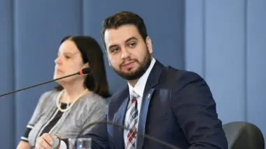 Jeffrey Chiquini apresenta laudo grafotécnico que contesta validade de assinaturas de registros de entrada no Planalto, documento usado contra Filipe Martins.