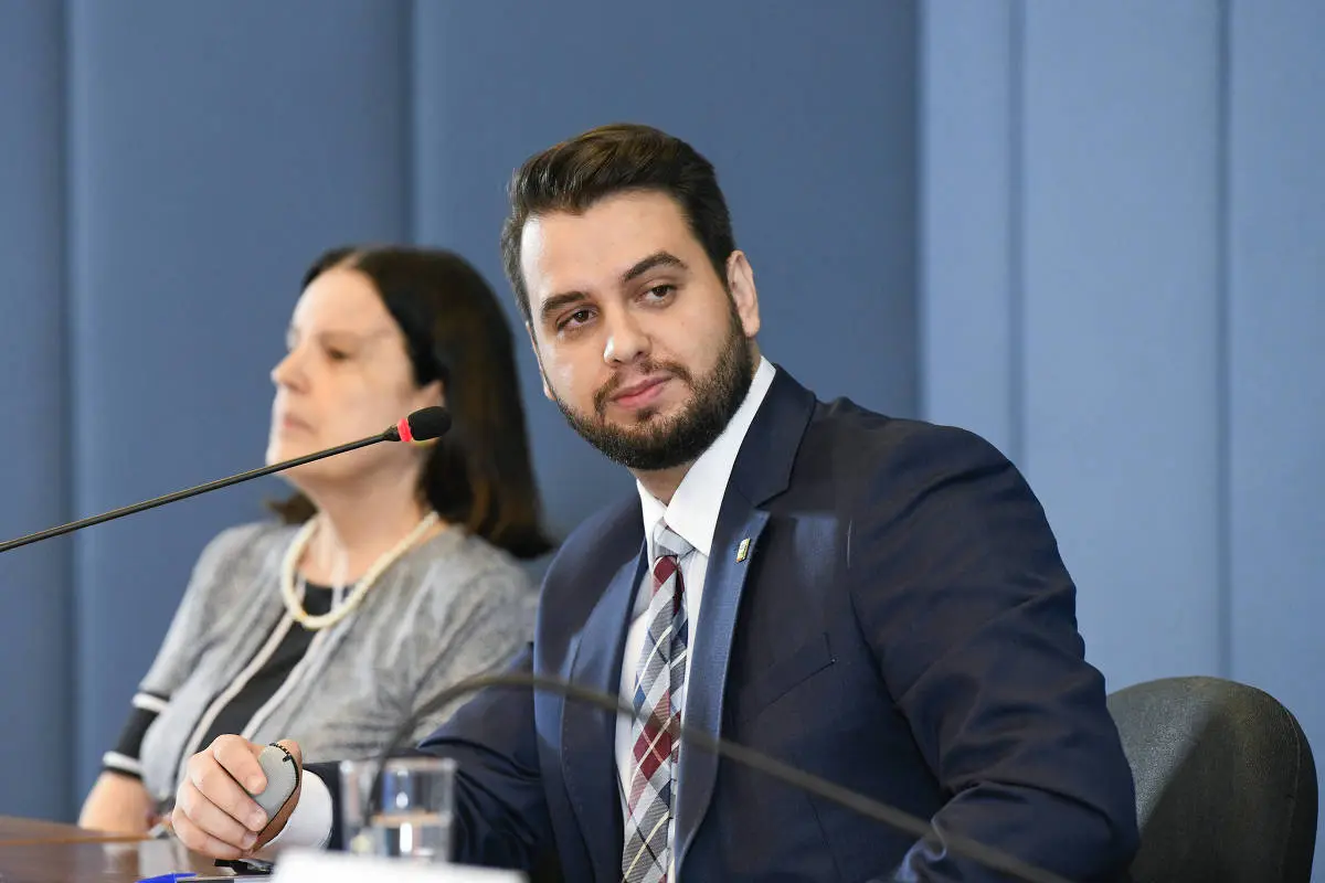 Jeffrey Chiquini apresenta laudo grafotécnico que contesta validade de assinaturas de registros de entrada no Planalto, documento usado contra Filipe Martins.