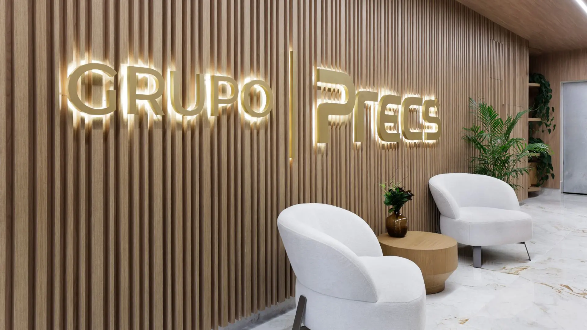 Ambiente moderno e acolhedor da sede do Grupo PRECS, que reflete os valores de transparência, solidez e inovação que norteiam a empresa.