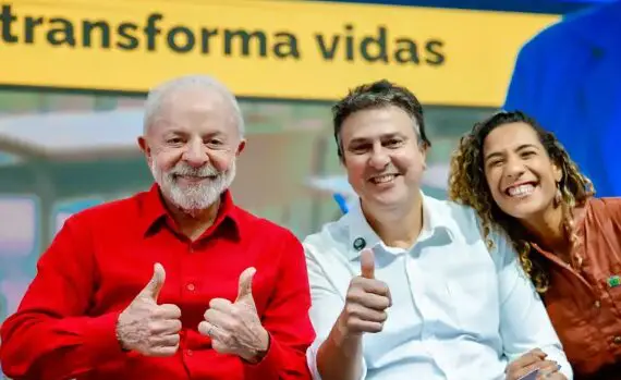 o presidente Lula, o ministro da Educação, Camilo Santana e a ministra da Igualdade Racial, Anielle Franco, durante evento em comemoração ao dia dos professores. Na ocasião, Lula ironizou a fala de Donald Trump, citando a indústria petroquímica.