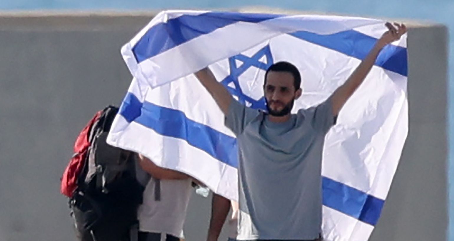 Nimrod Cohen, refém israelense libertado pelo Hamas, chega a um hospital em Tel-Aviv, em 13 de outubro.
