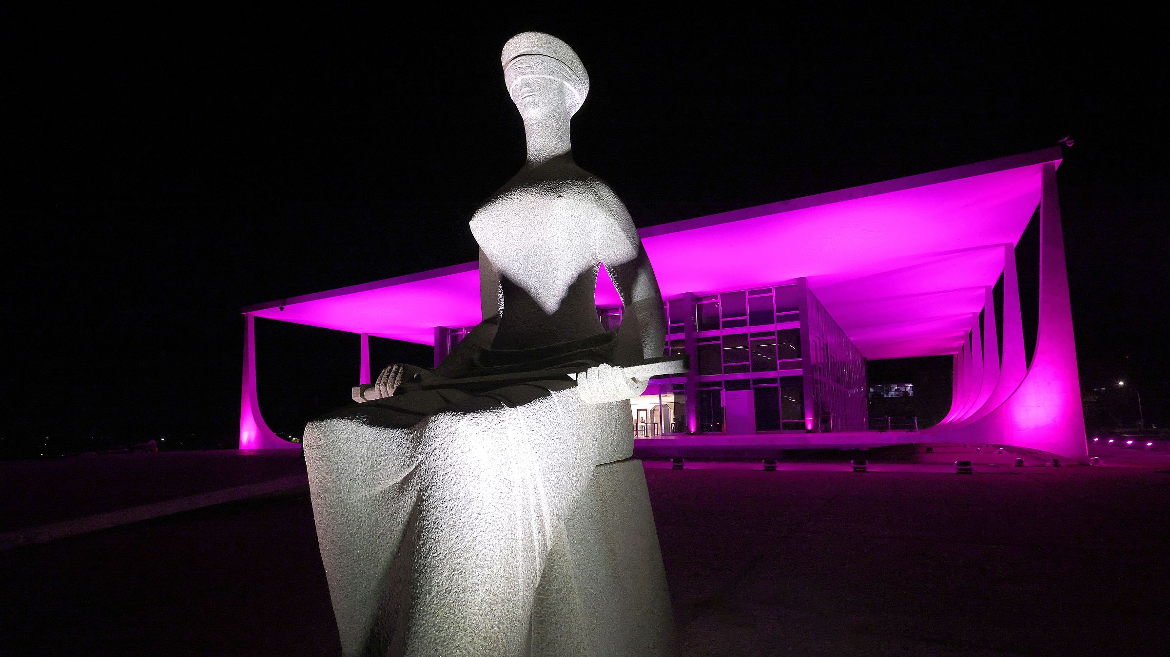 STF com iluminação rosa em alusão à campanha de prevenção do câncer de mama.