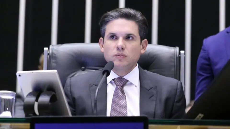 Após climão, Motta rebate crítica de Lula ao Congresso