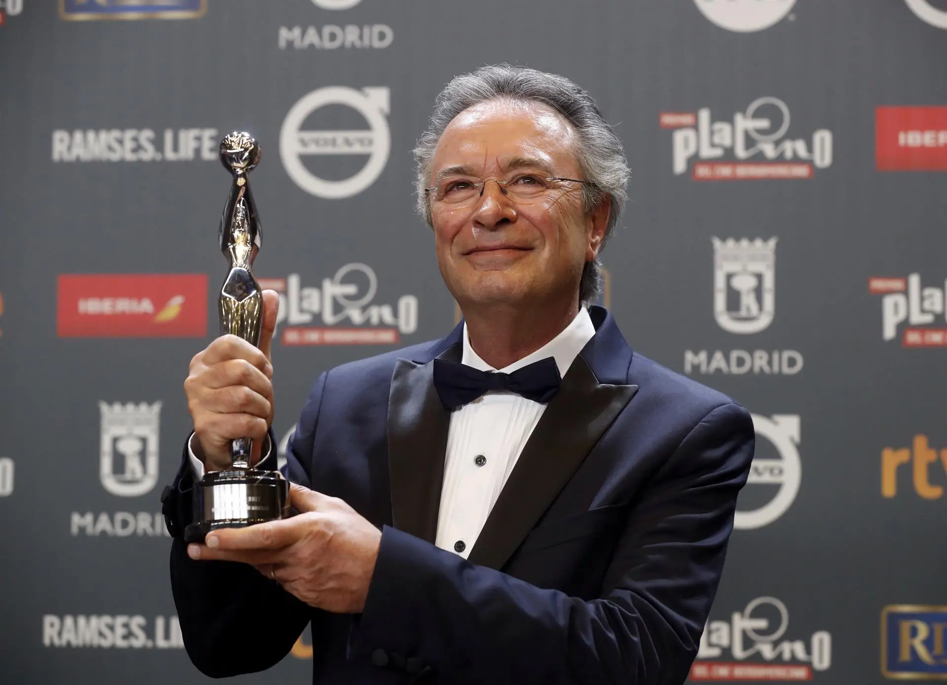 Oscar Martínez recebe a estatueta de Melhor Ator no Premios Platino por seu trabalho em "O Cidadão Ilustre"