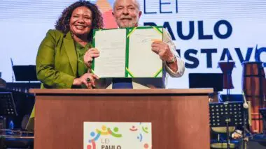 Irregularidade: a ministra da Cultura, Margareth Menezes, e o presidente Lula, em cerimônia de lançamento da lei Paulo Gustavo, em Salvador. A Polícia Federal apura desvio de recursos públicos na execução da lei, por meio de projetos de fachada.