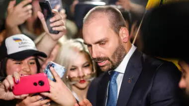 O deputado federal licenciado Eduardo Bolsonaro (PL-SP) foi citado por edital, para que se defendesse de acusação de coação no curso do processo. Eduardo, porém, perdeu o prazo.