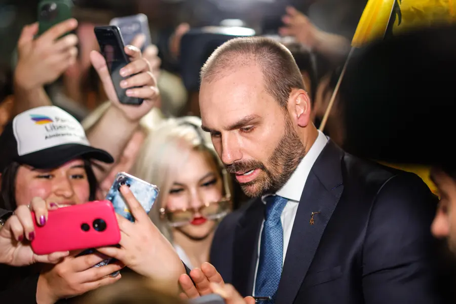 O deputado federal licenciado Eduardo Bolsonaro (PL-SP) foi citado por edital, para que se defendesse de acusação de coação no curso do processo. Eduardo, porém, perdeu o prazo.