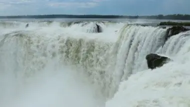 Depois de visita às Cataratas do Iguaçu, viajantes em passeio de luxo rumam para Ilha de Páscoa, Taiti, Sydney, Camboja, Vietnã e Samarcanda, antes de retornar a Paris.