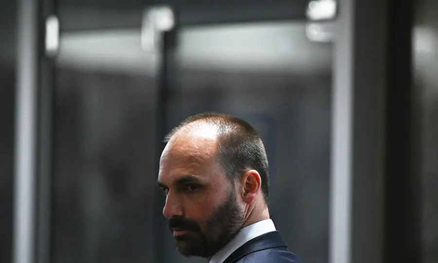 Eduardo Bolsonaro foi intimado por edital, mas não apresentou defesa no prazo de 15 dias.