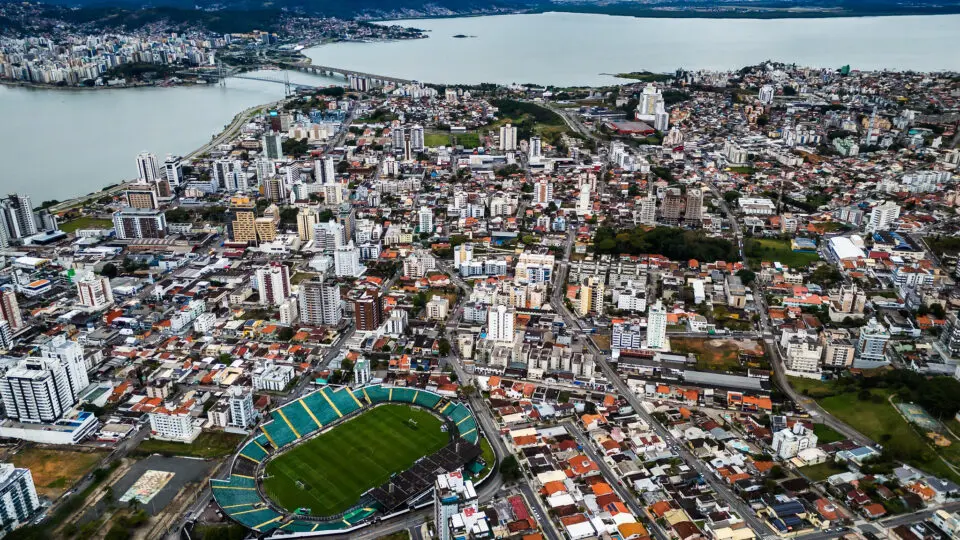 Disputas judiciais em Florianópolis e Itajaí envolvem o direito à adjudicação compulsória de imóvel.