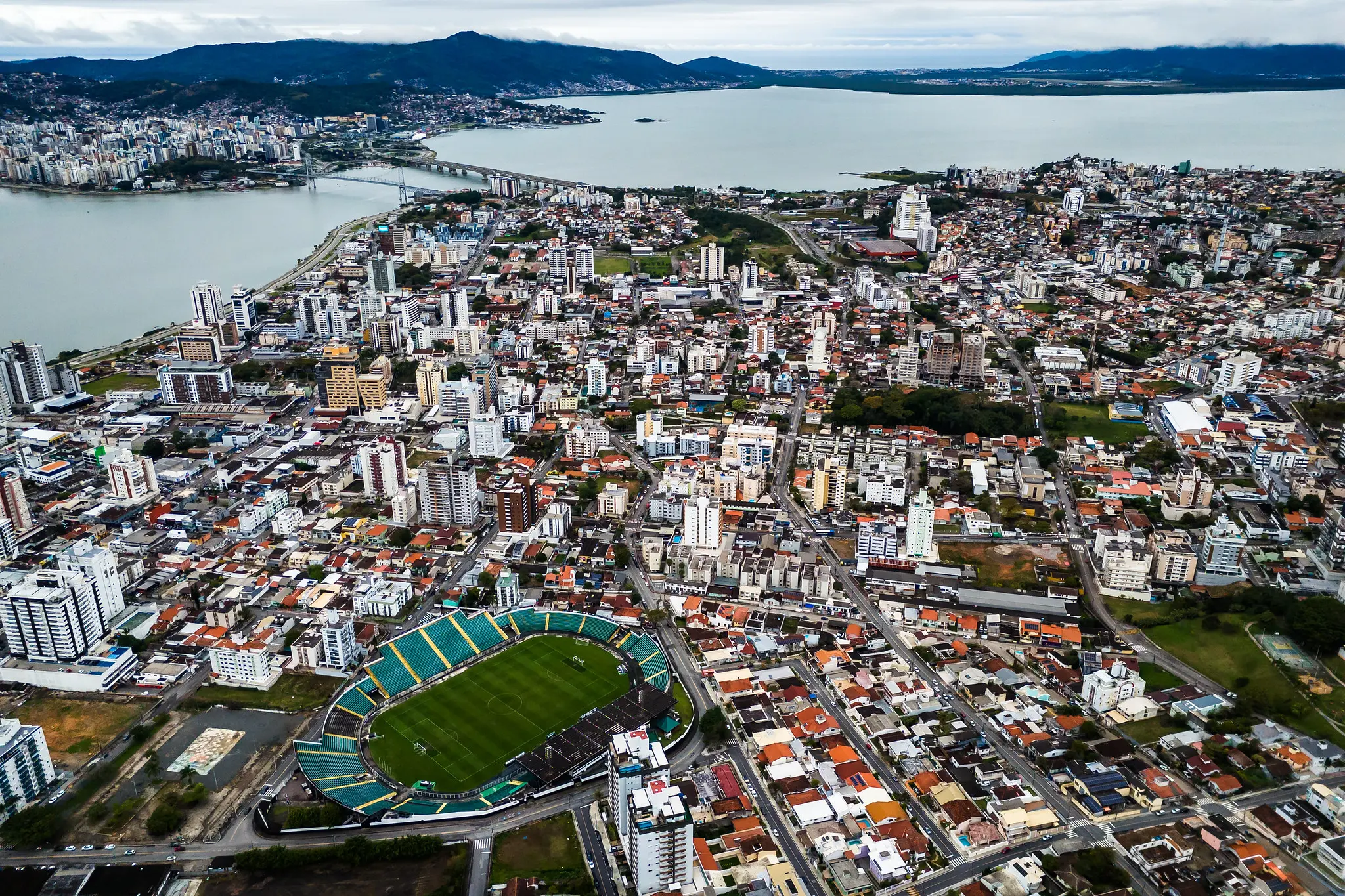 Disputas judiciais em Florianópolis e Itajaí envolvem o direito à adjudicação compulsória de imóvel.