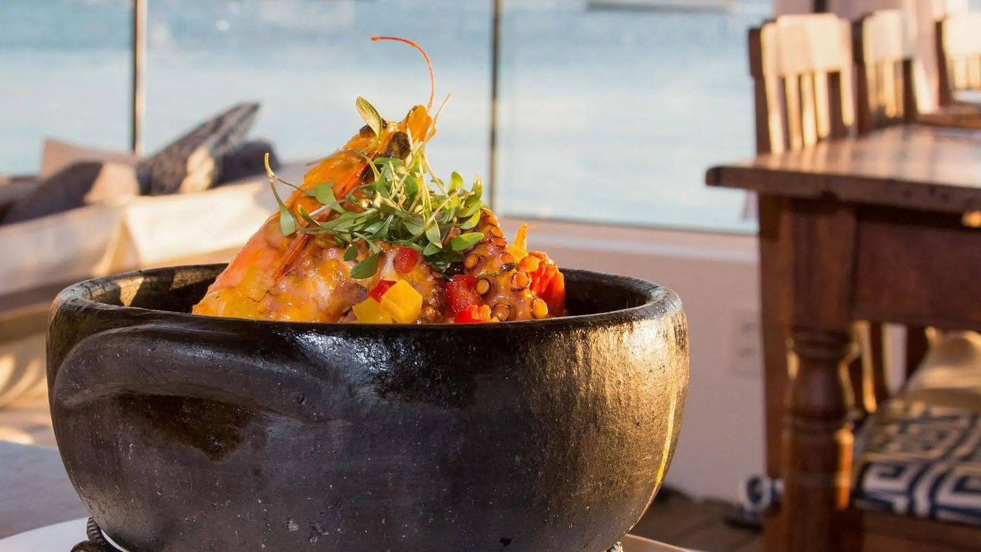 Gastronomia de alto padrão em Florianópolis: sabores do mar servidos com sofisticação e vista privilegiada.  