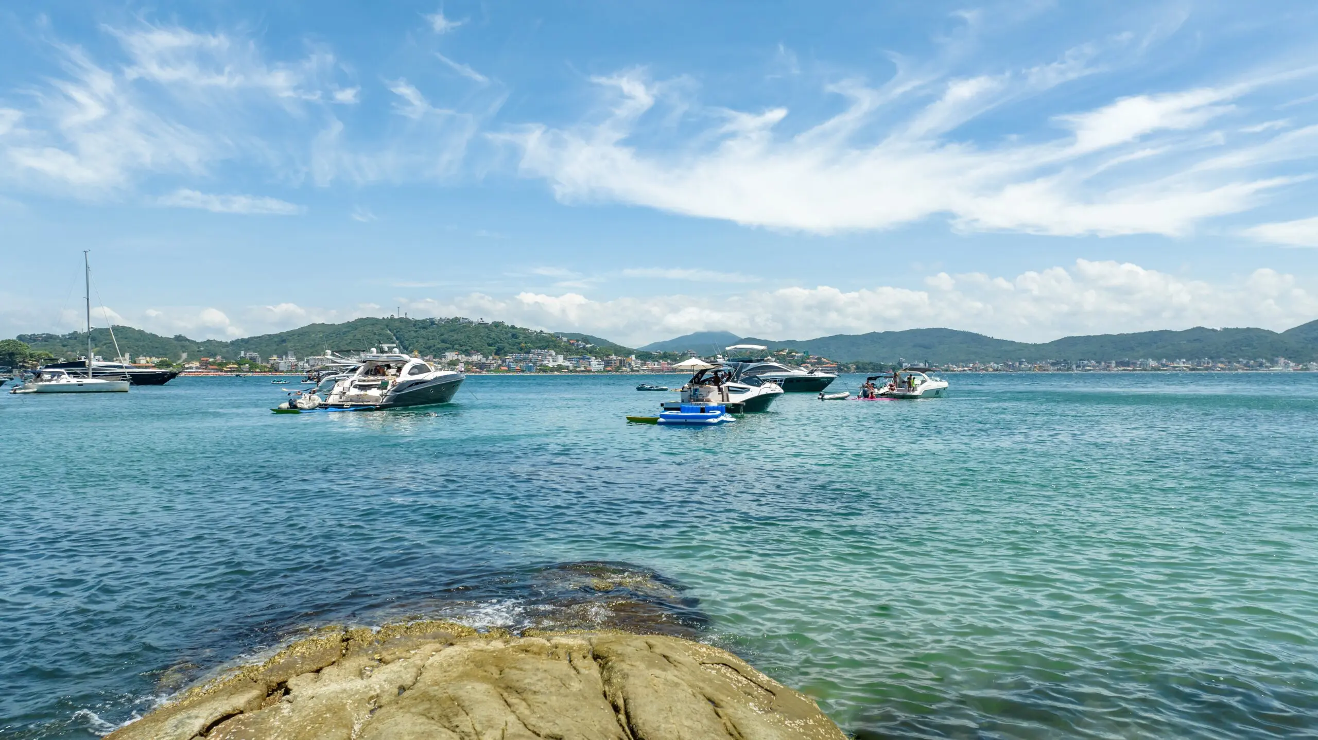 Em Bombinhas, o mar azul-turquesa é convite para passeios de barco e experiências exclusivas em um dos destinos mais charmosos de Santa Catarina.