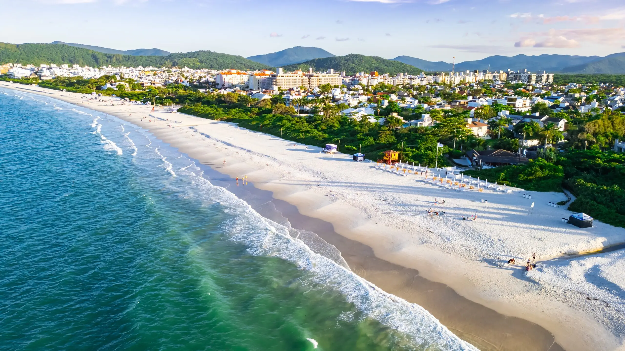 Em Jurerê Internacional, a combinação de para paradisíaca e infraestrutura de alto padrão faz de Florianópolis um dos destinos mais sofisticados do Brasil.