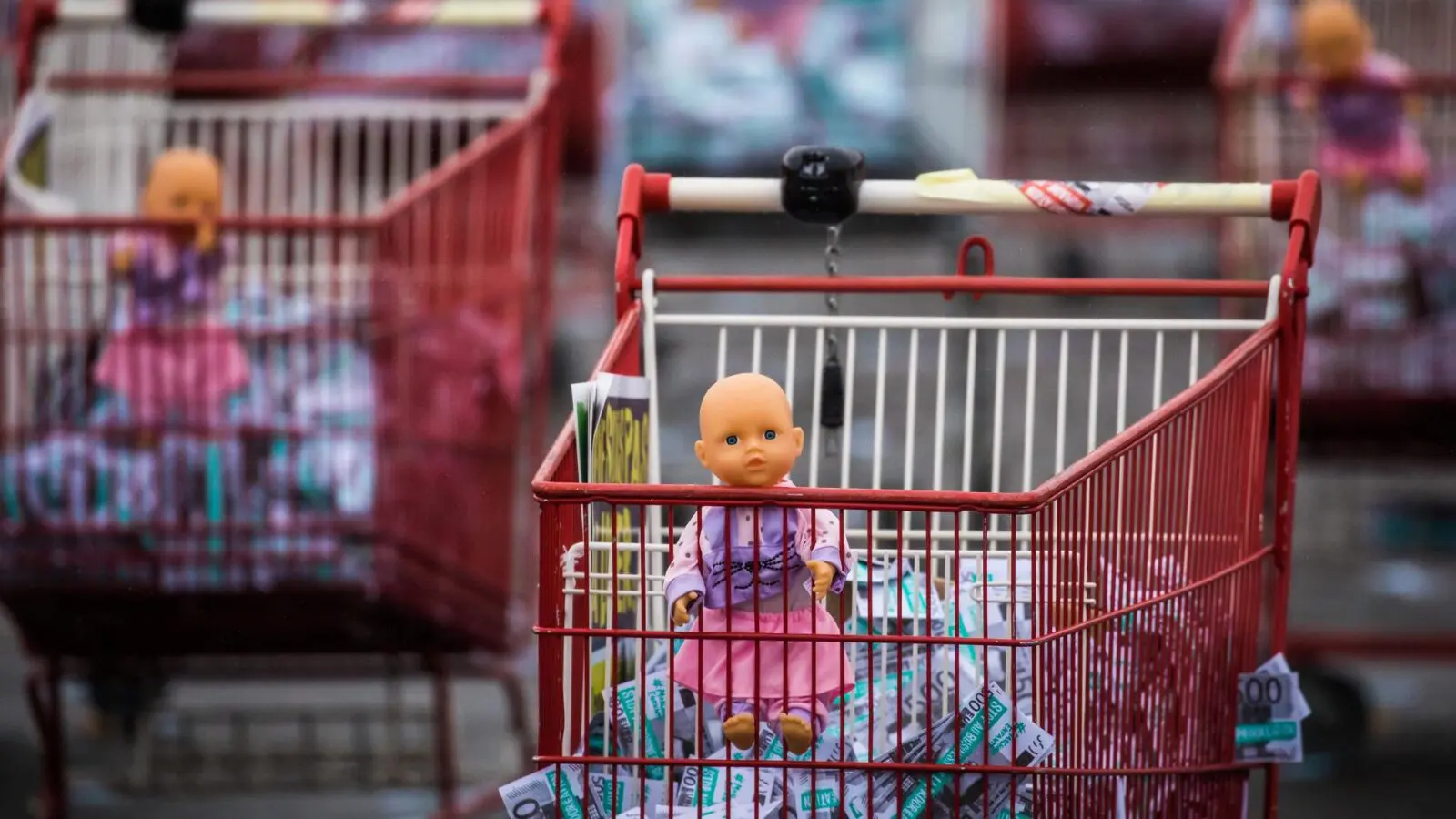 Protesto contra proposta que permitia barriga de aluguel na França, em 2020: