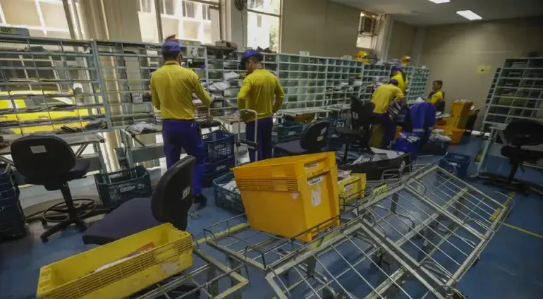 Correios anuncia empréstimo de R$ 20 bilhões após agravamento de rombo na estatal.