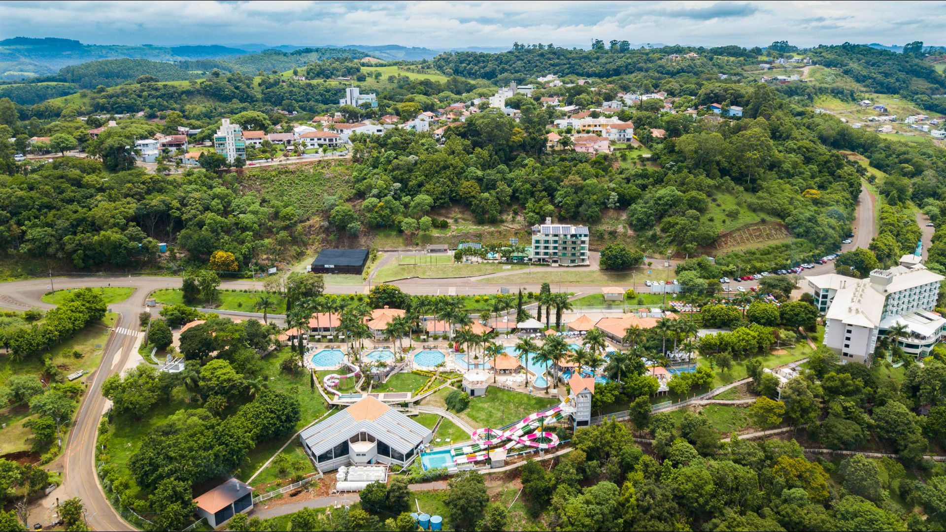 Com infraestrutura de resorts, spas e parques aquáticos, as termas catarinenses oferecem lazer, saúde e tranquilidade em cenários únicos.