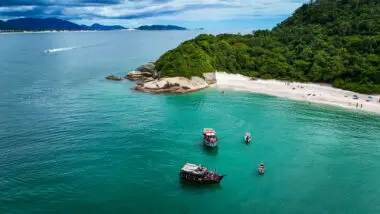 Com 62,5 hectares, a ilha do Campeche combina belezas naturais, valor histórico e gestão voltada ao turismo sustentável