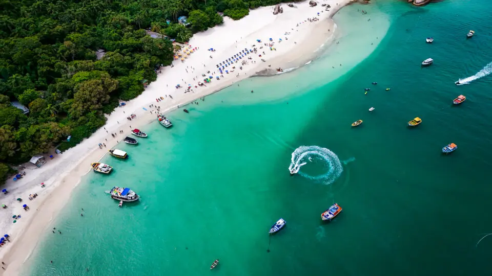 As águas azul-turquesa e a areia branca da Ilha do Campeche renderam ao local o apelido de “Caribe catarinense”