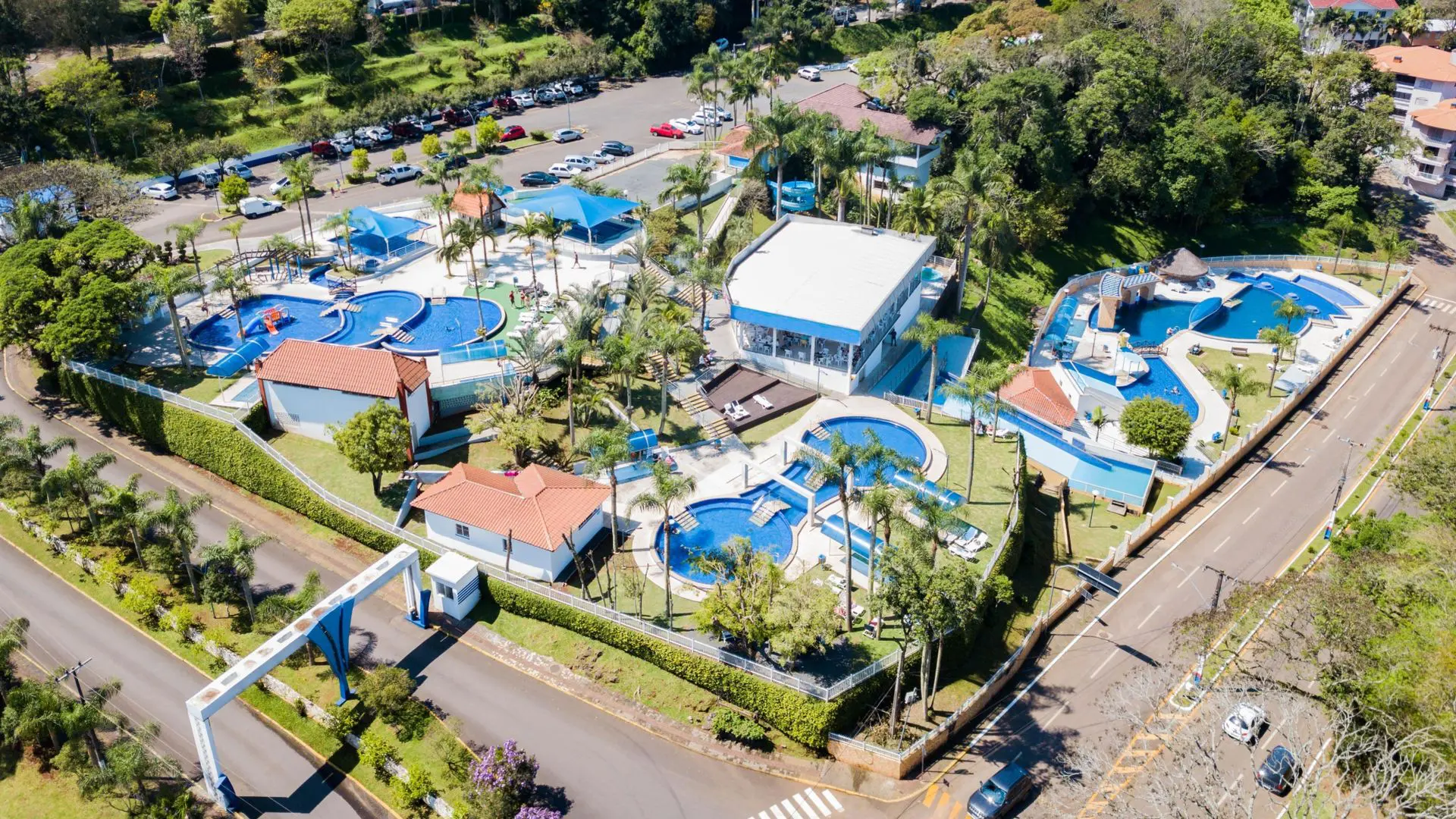 Nas termas em Piratuba, águas sulforosas a 38°C proporcionam relaxamento e saúde em piscinas ao ar livre.