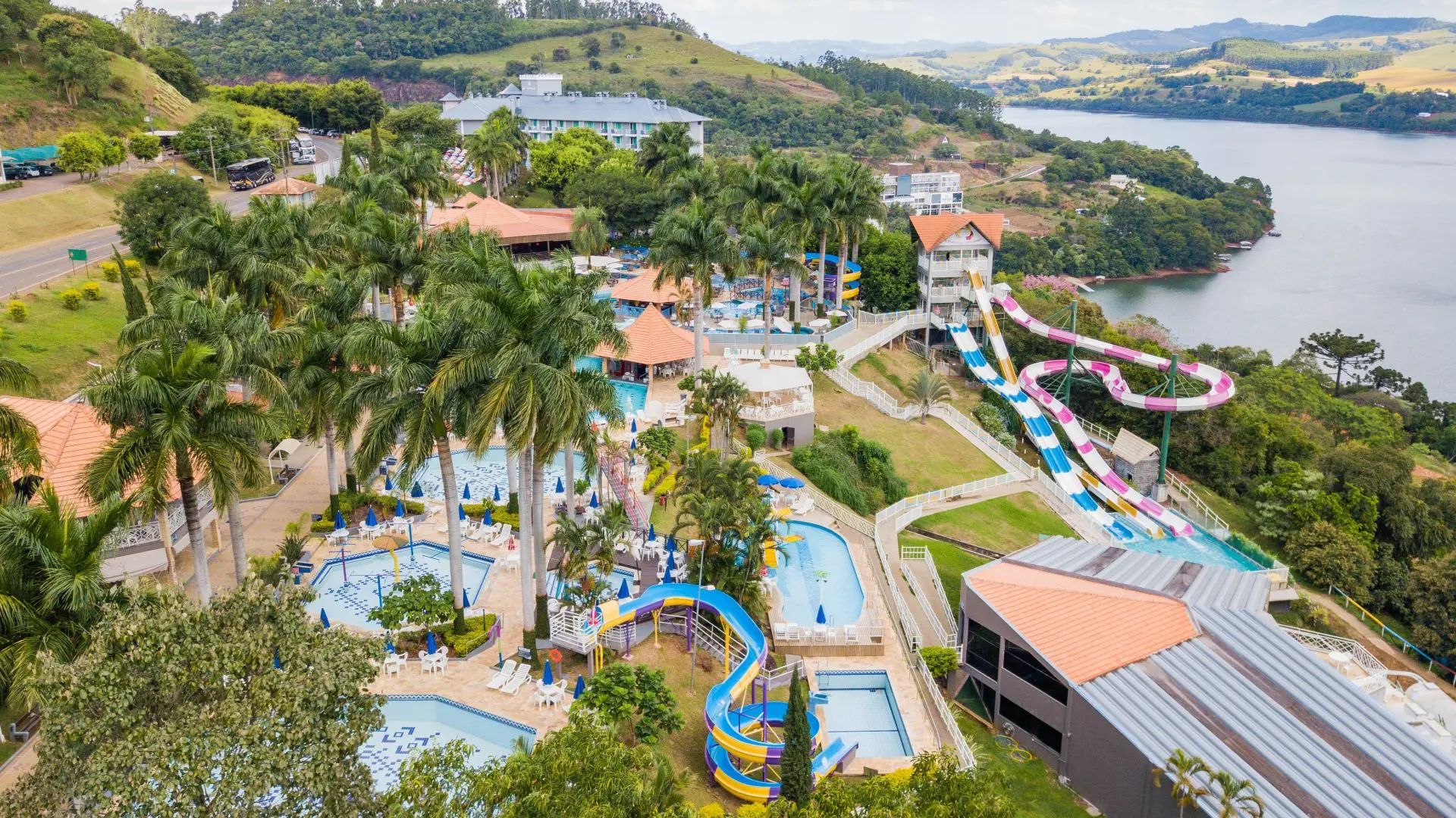 Diversão e relaxamento para todas as idades: em Itá, as águas termais aquecidas naturalmente se unem à estrutura de parques aquáticos.