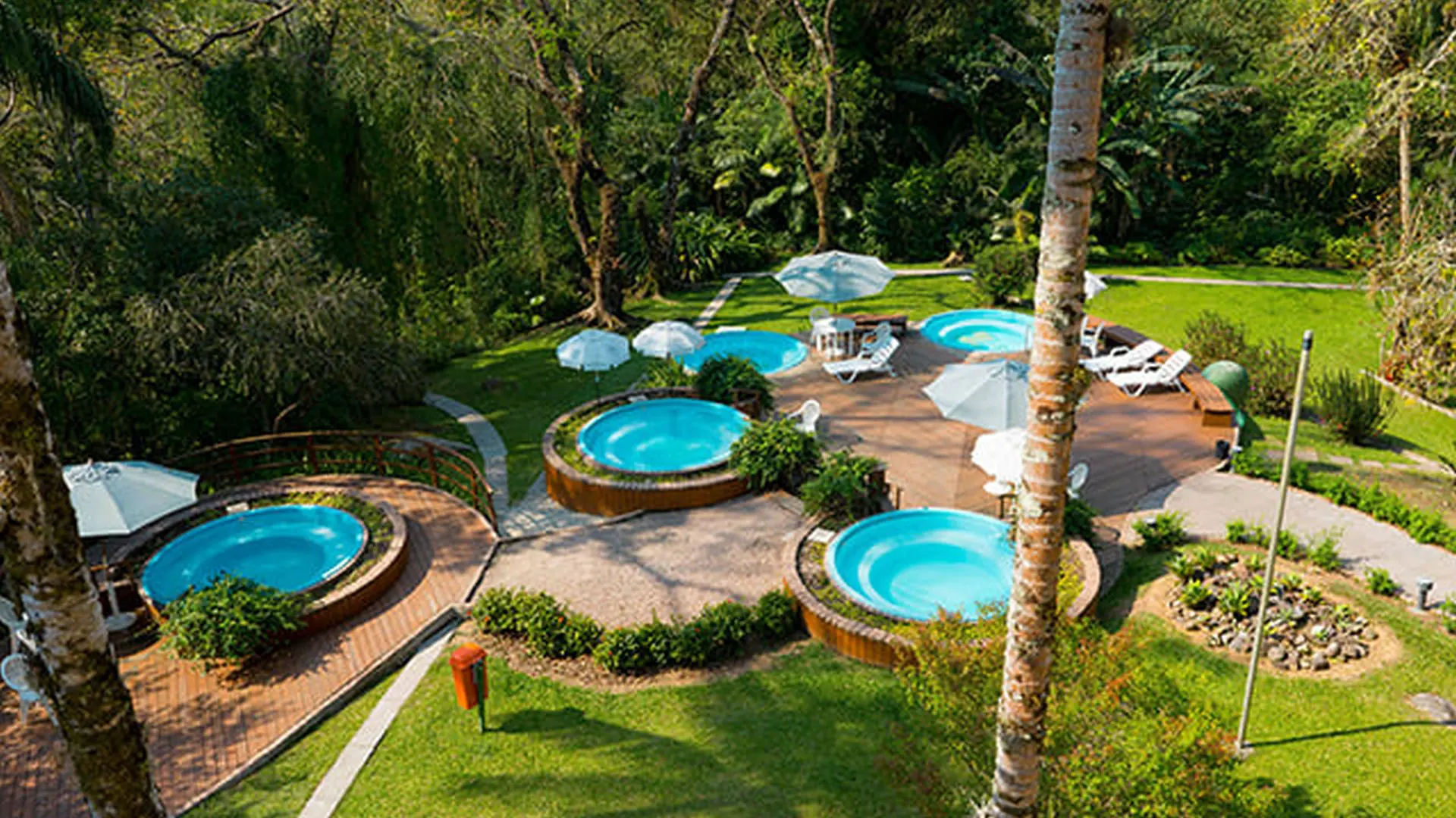 Santo Amaro da Imperatriz, bem próxima da capital Florianópolis, combina natureza exuberante e águas termais reconhecidas por suas propriedades terapêuticas.