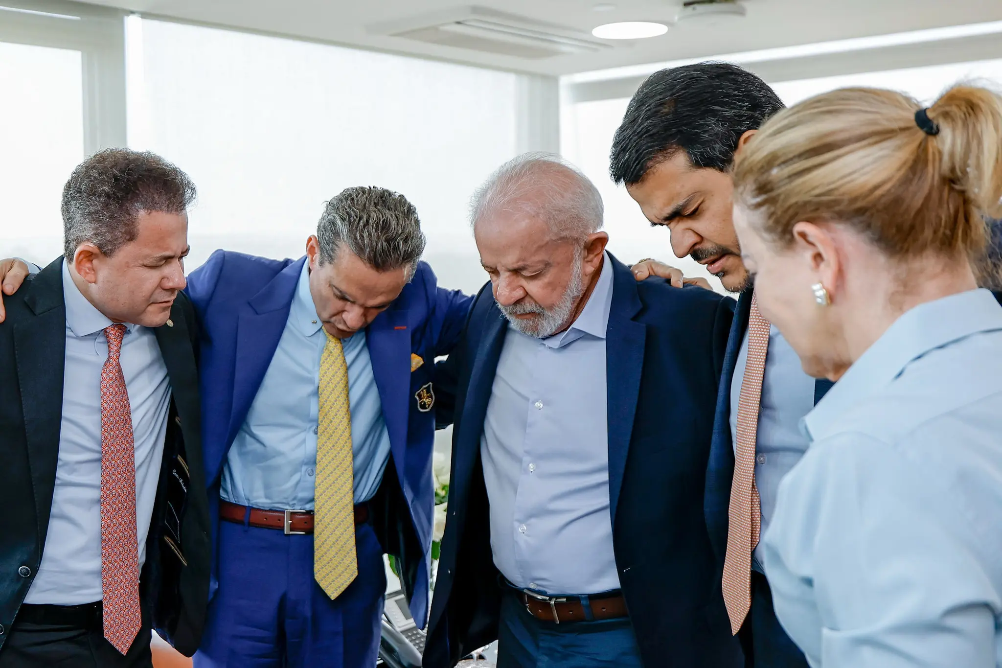 Favorito ao STF, Messias participa de encontro de Lula com evangélicos