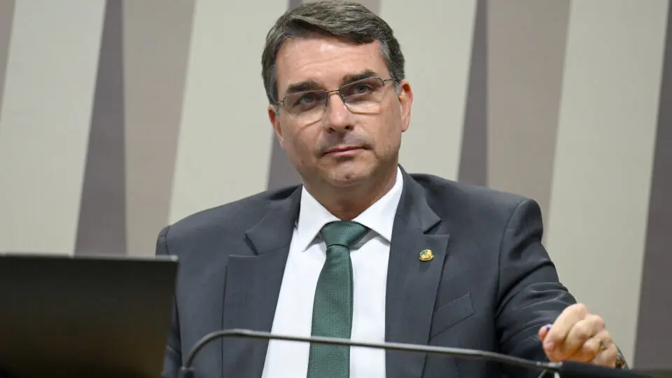 “Sem picanha e sem luz”, diz Flávio Bolsonaro após alerta da Aneel sobre sistema elétrico
