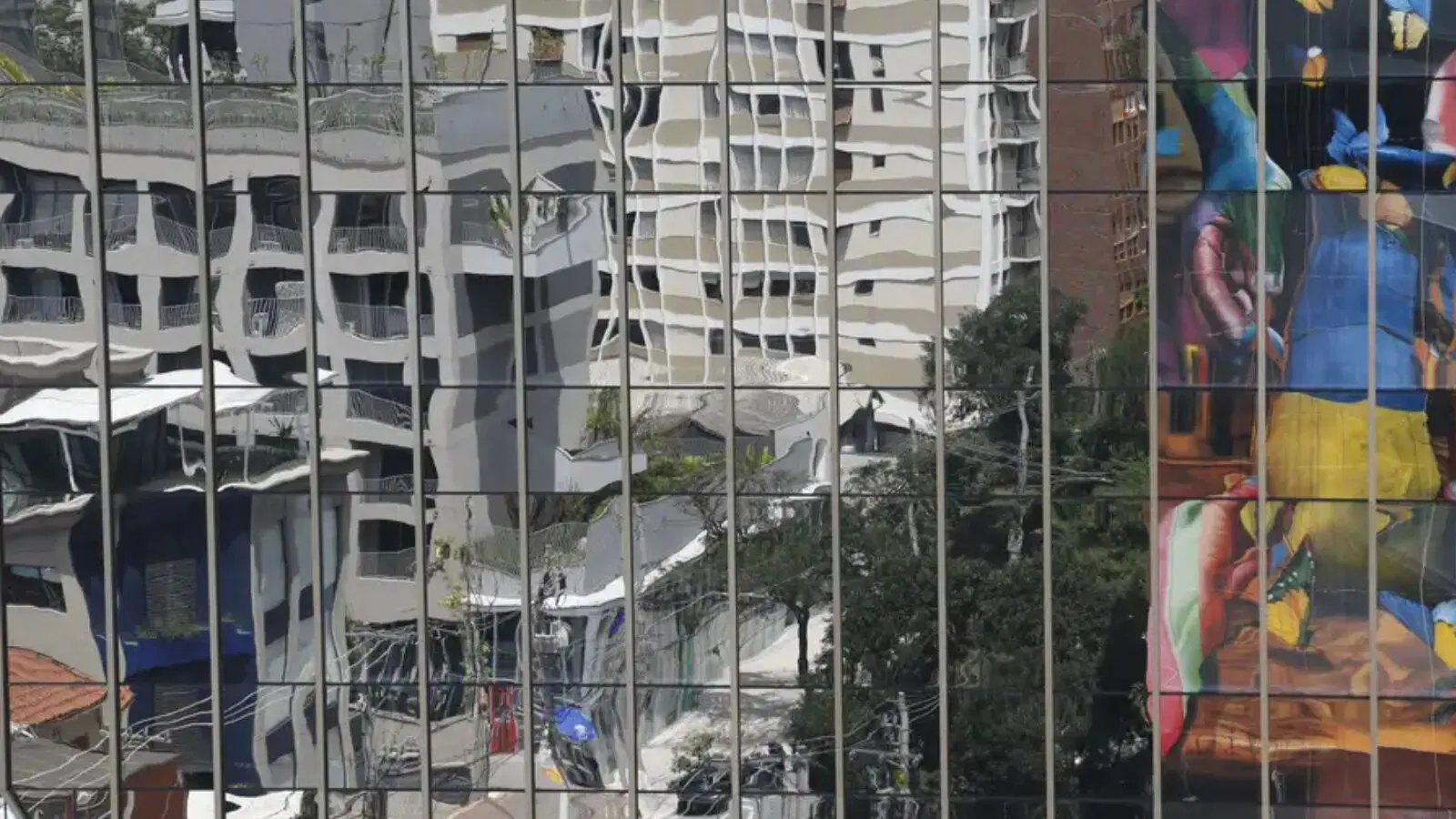 Paisagem urbana no bairro de Pinheiros, em São Paulo, refletida em prédio espelhado: casa própria virou miragem.