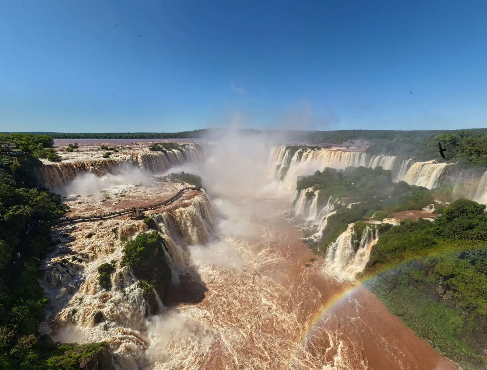 Espetáculo de força e beleza das Cataratas do Iguaçu impressionou turistas e moradores no início da semana.