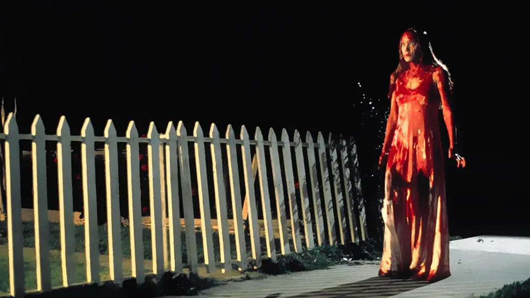 A jovem Carrie tem o poder da telecinesia, que permite que a pessoa mova objetos usando apenas a mente