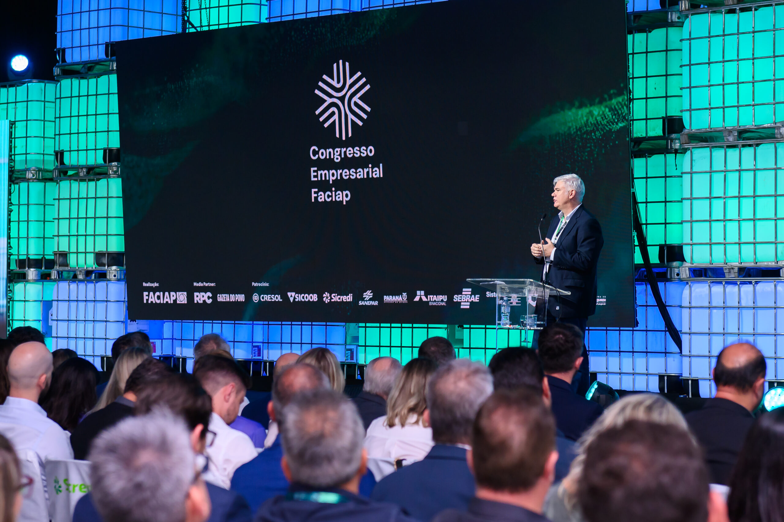 O 8º Congresso Empresarial Paranaense, realizado em Foz do Iguaçu, reúne empresários e gestores para discutir inovação, crescimento e os rumos da economia regional.