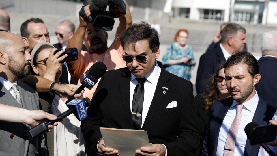 Trump comuta sentença de George Santos e o coloca em liberdade