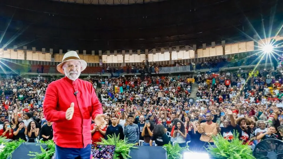 Lula defende América Latina independente e incentiva jovens a participar da política durante aulão do Enem em São Bernardo.