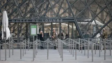 O Louvre permaneceu fechado neste domingo após o roubo de joias