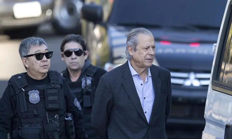 Erro de forma: José Dirceu, em 2015, sendo levado pela Polícia Federal. O ministro foi excluído de uma ação relacionada ao mensalão, após o STJ ver "erro grosseiro" em recurso do MPF.