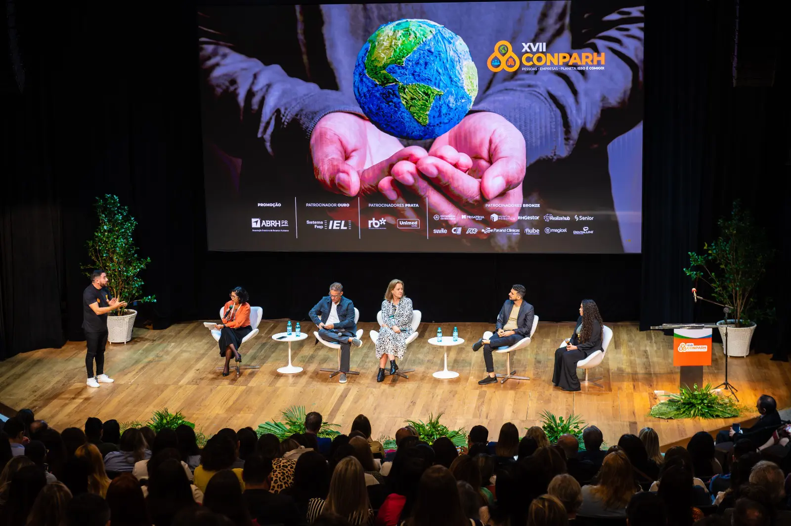 Participantes acompanham palestra durante o CONPARH 2024, em Curitiba; edição deste ano debate o papel do fator humano na era digital