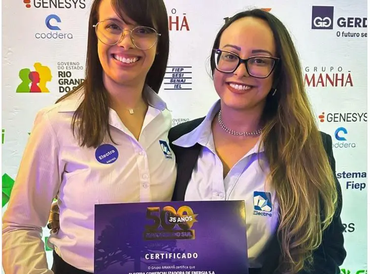 A diretora Daniele Ferreira e a gerente Lelaine Schumack recebem certificado do Grupo Amanhã. Os reconhecimentos ocorrem em momento de intensa movimentação e expansão para a companhia, sublinhando sua eficiência operacional e o compromisso com o crescimento.