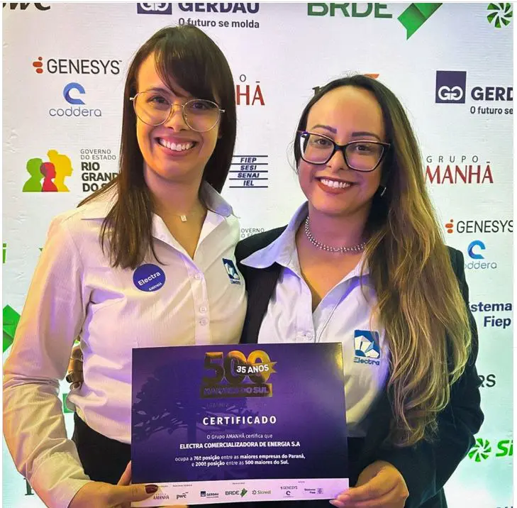 A diretora Daniele Ferreira e a gerente Lelaine Schumack recebem certificado do Grupo Amanhã. Os reconhecimentos ocorrem em momento de intensa movimentação e expansão para a companhia, sublinhando sua eficiência operacional e o compromisso com o crescimento.
