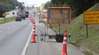 Campanha “Afaste-se” orienta motoristas a mudar de faixa e reduzir a velocidade para proteger quem trabalha nas rodovias