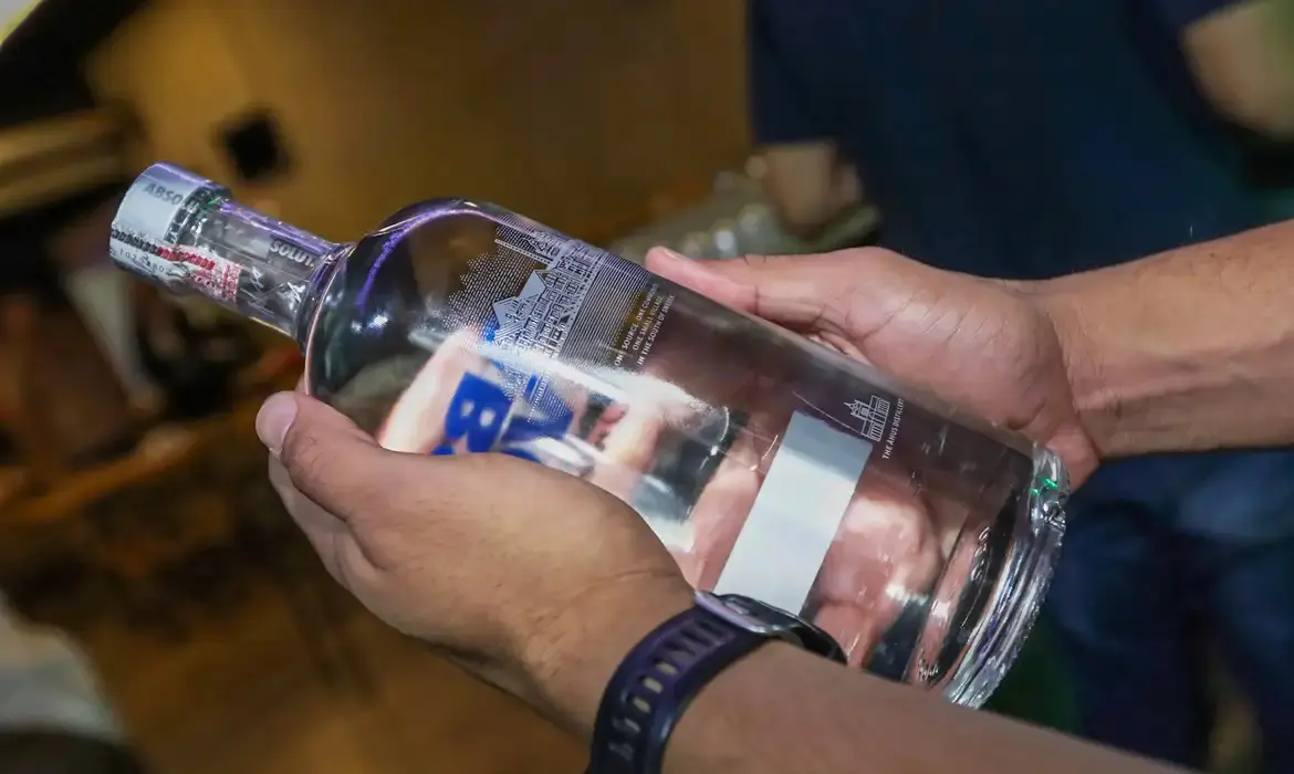 A primeira morte por intoxicação por metanol foi confirmada no Paraná.