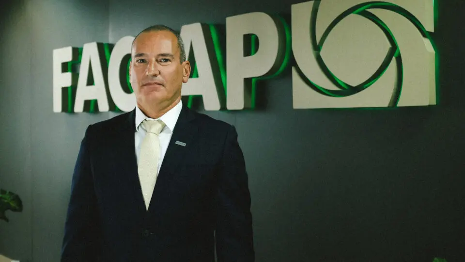 Flávio Furlan, presidente da Faciap, liderando com visão e empatia para transformar o futuro das empresas.