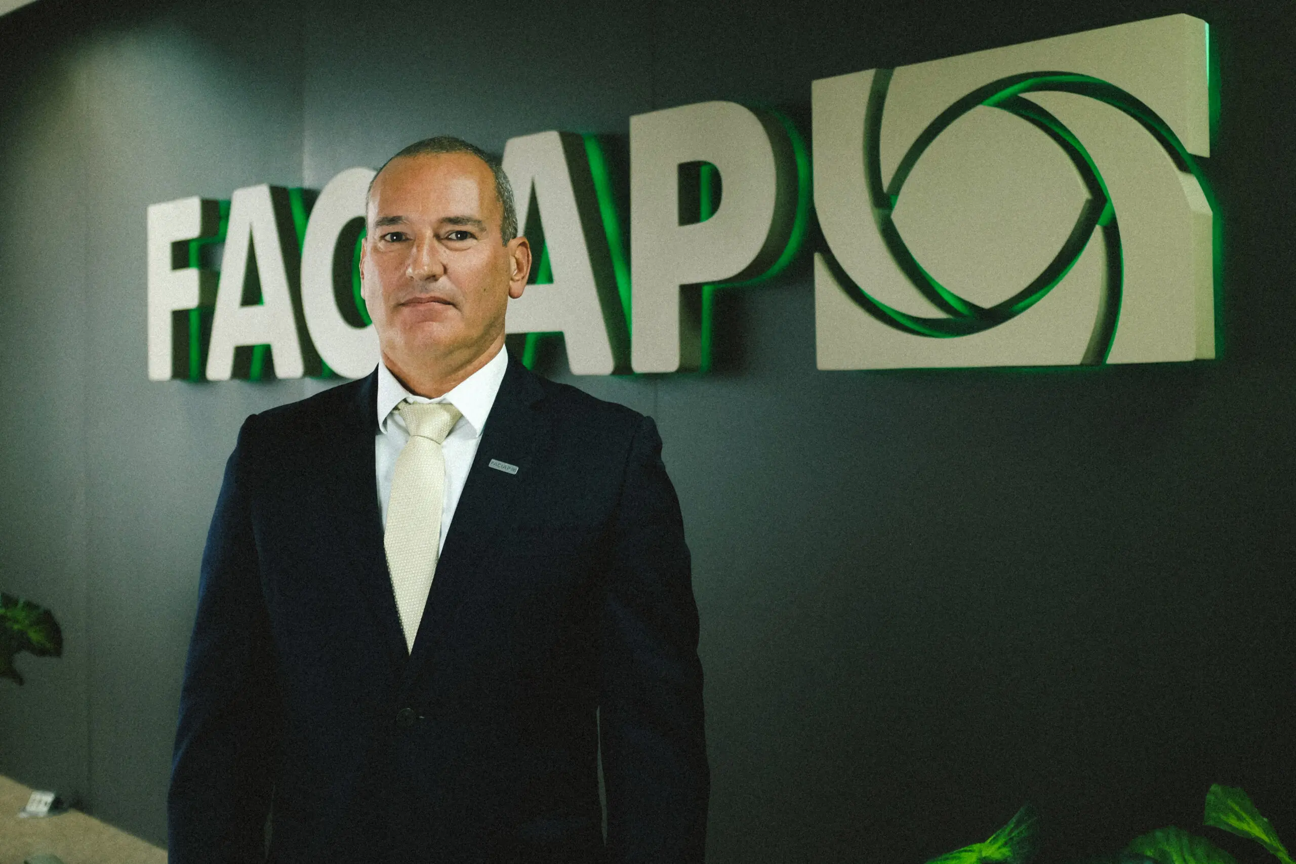 Flávio Furlan, presidente da Faciap, liderando com visão e empatia para transformar o futuro das empresas.