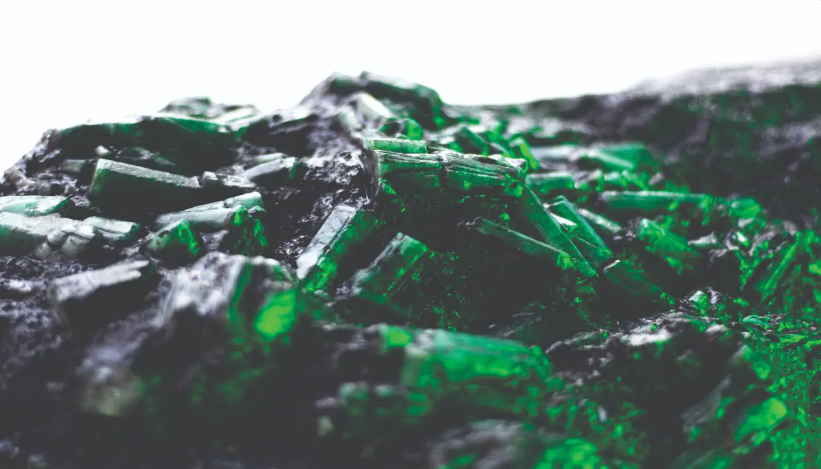 Canga de esmeralda gigante entra em leilão e aciona esquema de segurança máxima em bunker.