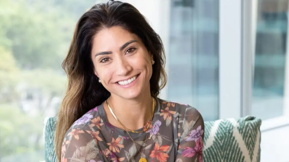 Bia Bottesi destaca a importância da liderança humanizada para equilibrar resultados e relações no ambiente corporativo.