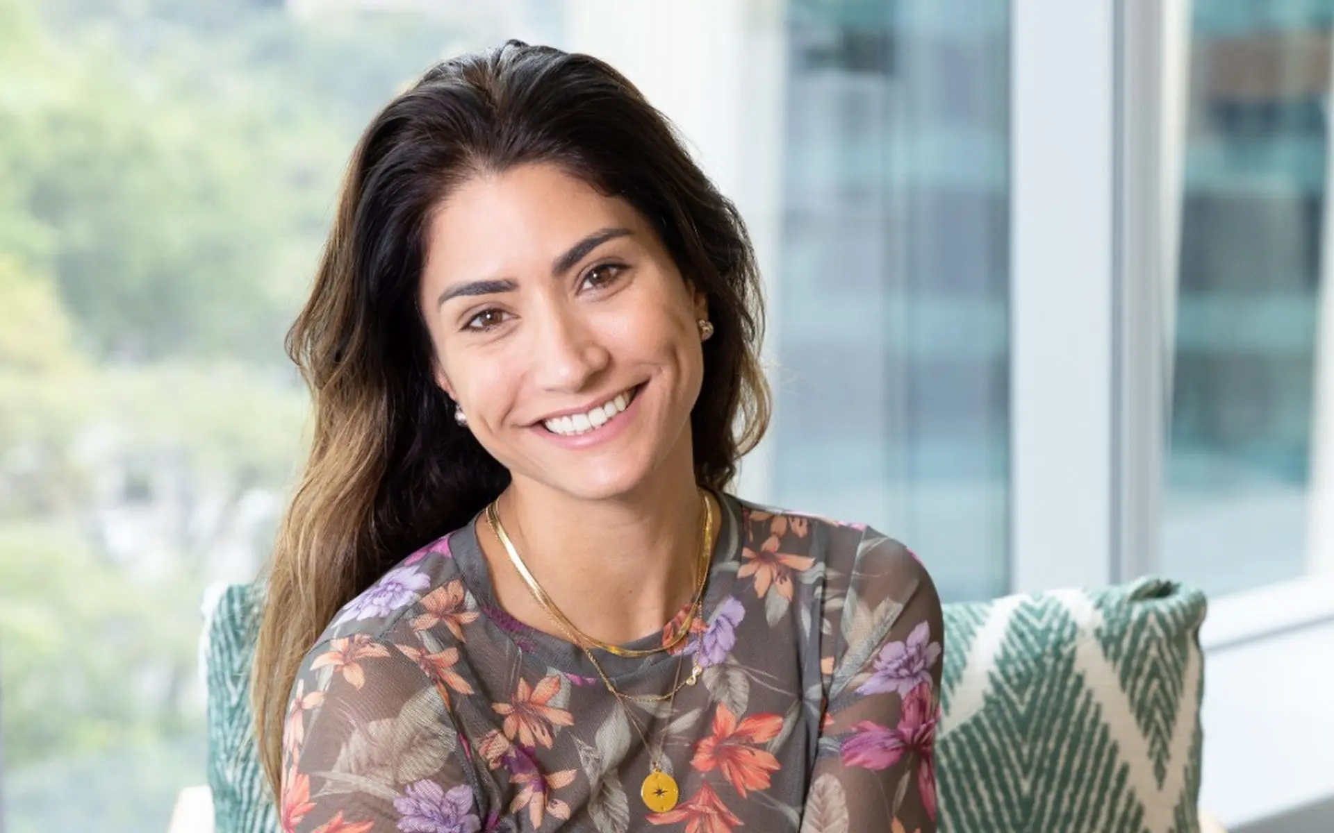 Bia Bottesi destaca a importância da liderança humanizada para equilibrar resultados e relações no ambiente corporativo.