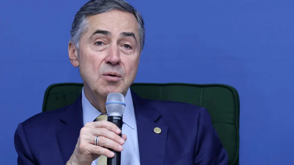 Juristas pedem anulação do voto de Barroso sobre aborto no STF
