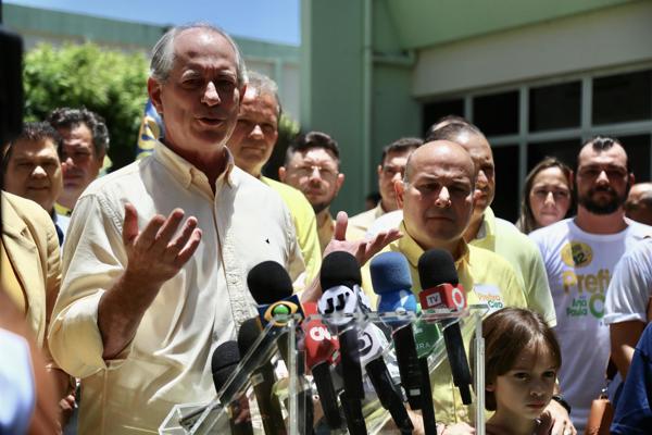 Ciro Gomes assina filiação ao PSDB ao lado de deputado do PL