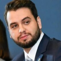 Prender Filipe Martins por uma busca no LinkedIn expõe o arbítrio: juiz que acusa e julga chama censura de democracia. Imagem referente a matéria