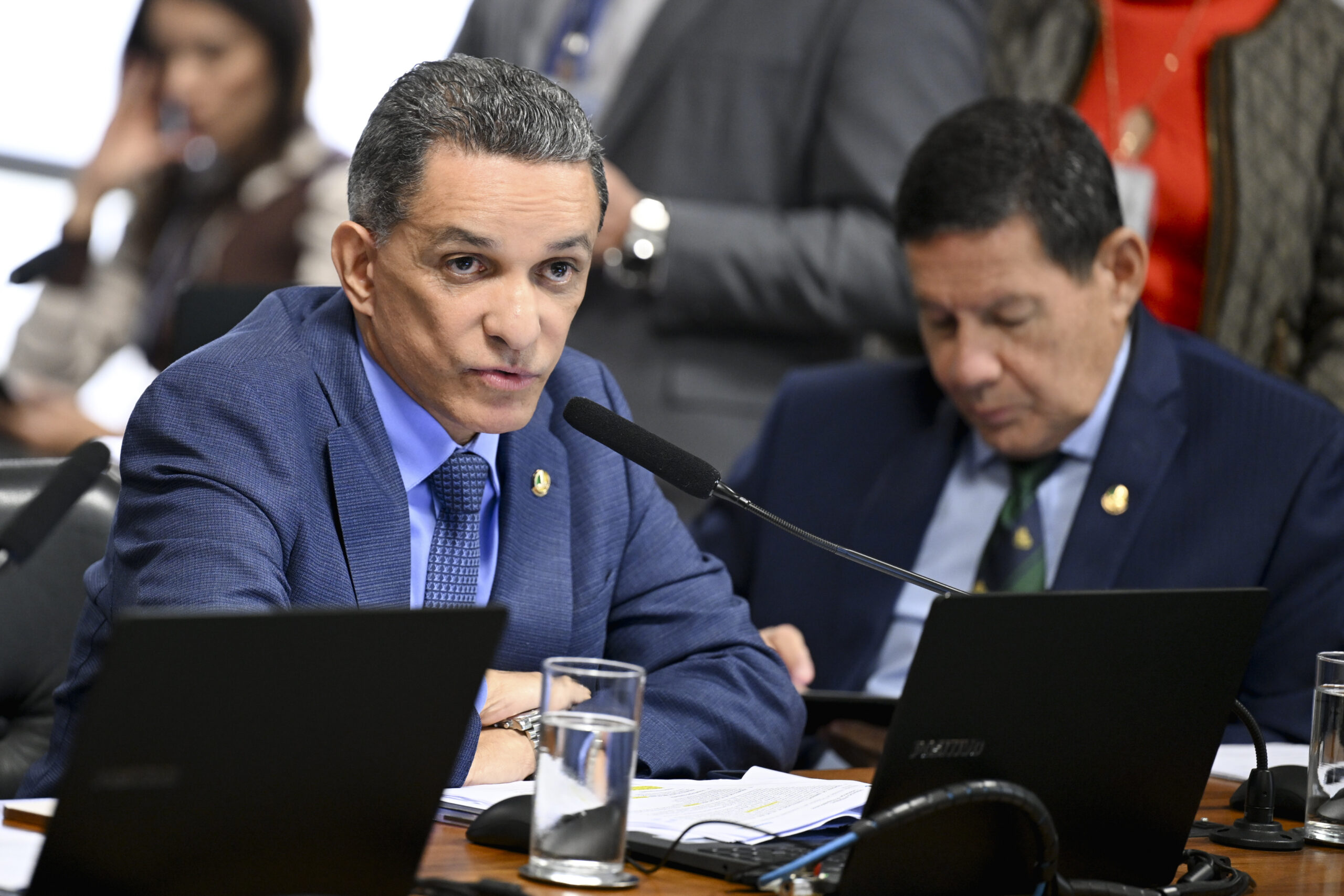 Senador de direita elogia candidato de Lula ao STF